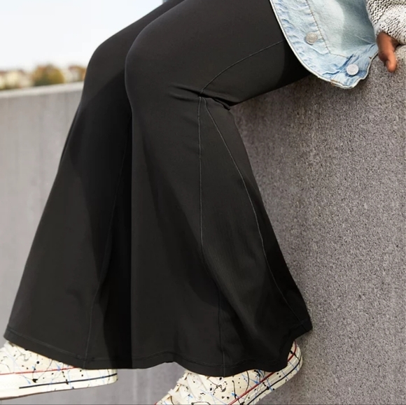 Aerie Real Me OFFLINE Black Flare Leggings Size M EUC - Picture 6 of 8